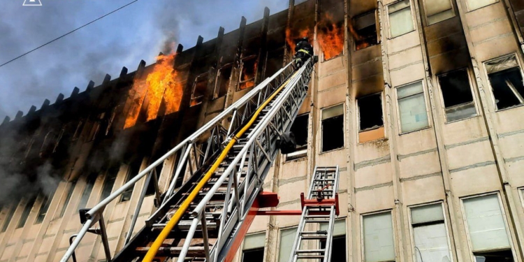 Російські загарбники вдарили по Харкову ракетою X-59. Є загиблі та поранені (ФОТО)