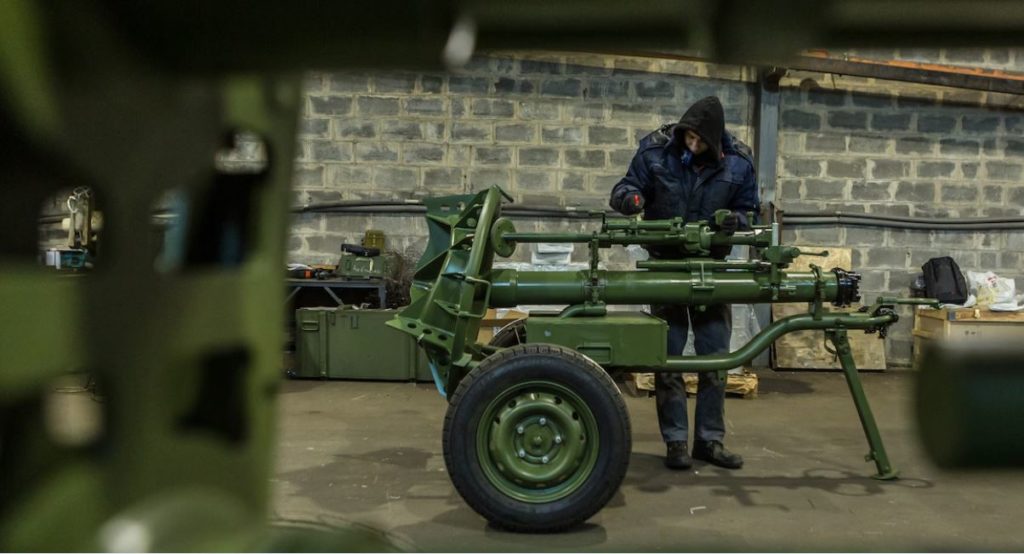 Україна в рази збільшила виробництво зброї і боєприпасів, хоч змушена ховатися, - The Washington Post 1