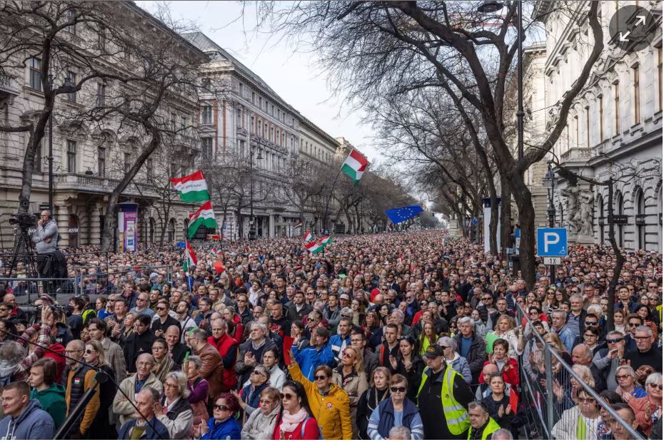 В Угорщині у Орбана зявився конкурент. Каже, що час настав, і збирає тисячні мітинги (ФОТО) 1