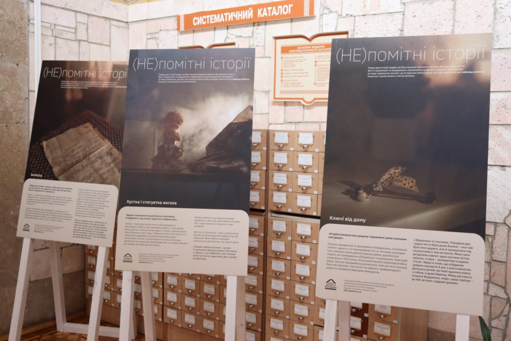 «(Не)помітні історії»: у Миколаєві розпочалась виставка про ВПО (ФОТО) 3