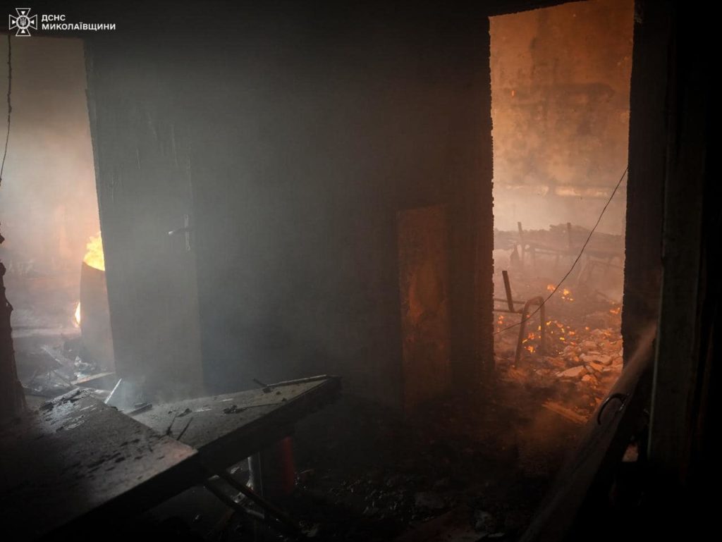 Пожежу в Миколаєві після ракетного обстрілу ліквідували (ФОТО, ВІДЕО) 3