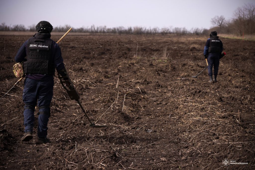 На Миколаївщині тільки за сьогодні вдалось звільнити від російських мін та снарядів 2,5 га земель (ФОТО) 3