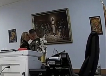 Скандал в Рівненському ТЦК з поцілунками керівника з жінками на робочому місці: проводиться перевірка (ВІДЕО)