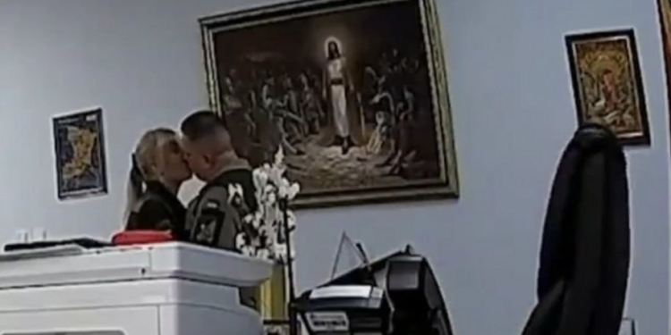 Скандал в Рівненському ТЦК з поцілунками керівника з жінками на робочому місці: проводиться перевірка (ВІДЕО)