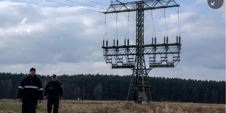 Невідомі екоектремісти підпалили електроопору заводу Tesla в Берліні, кажуть, що його екологічність – брехня (ФОТО)