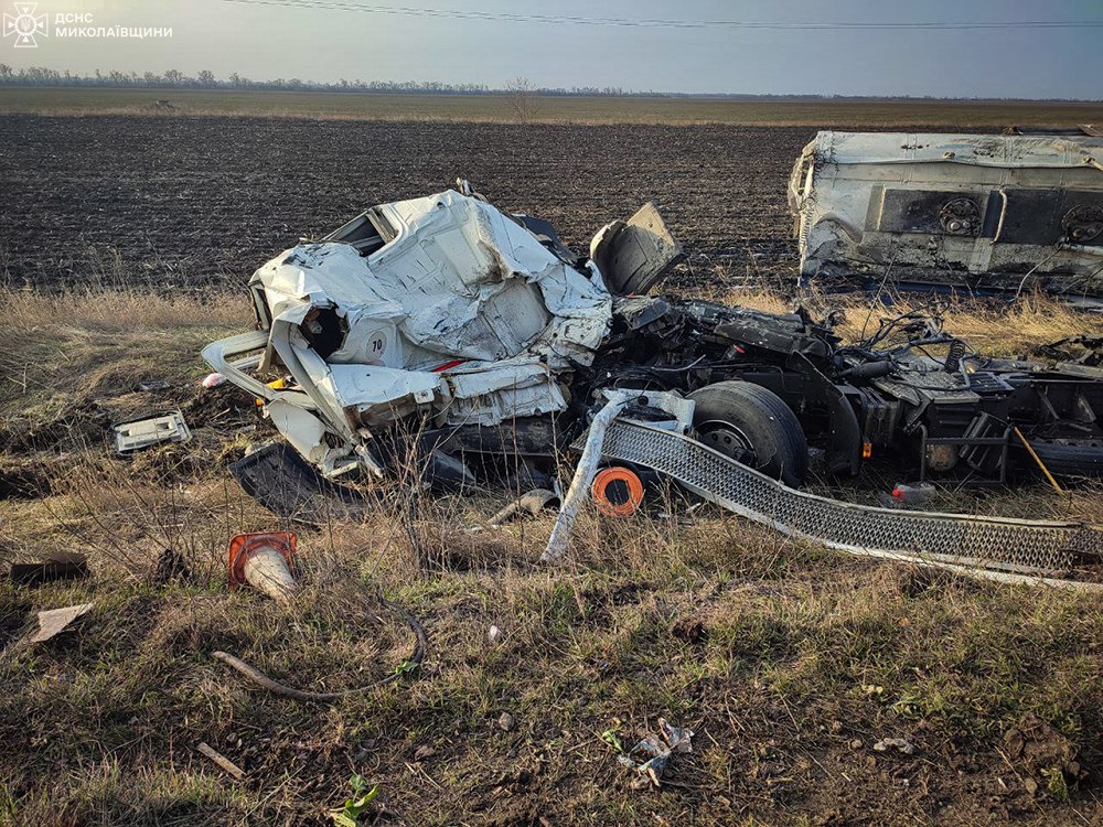 На Миколаївщині перекинувся Renault Magnum з цистерною, водій загинув (ФОТО) 4