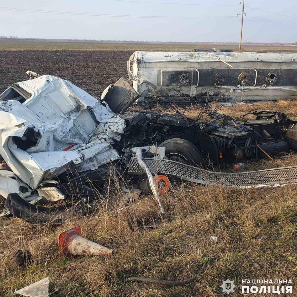 На Миколаївщині перекинувся Renault Magnum з цистерною, водій загинув (ФОТО) 10