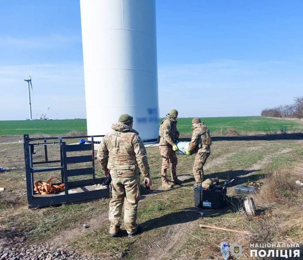 На Миколаївщині на висоті 55 метрів демонтували бойову частину "шахеда", що застряг у вітряку (ФОТО, ВІДЕО) 4