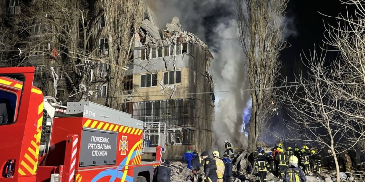 Під час нічної атаки на Одесу дрон влучив в 9-поверхівку, є загиблі и поранені, під завалами люди (ФОТО, ВІДЕО)