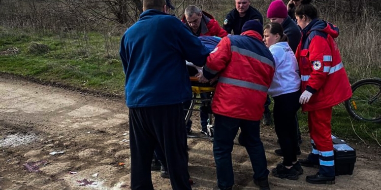 У Снігурівці сталася ДТП, постраждалому допомогли рятувальники з Чернігівщини (ФОТО)