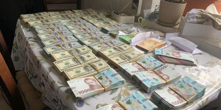 На Запоріжжі поліція викрила корупційну схему за участі медиків – вилучено готівки на понад $1 200 000 (ФОТО, ВІДЕО)
