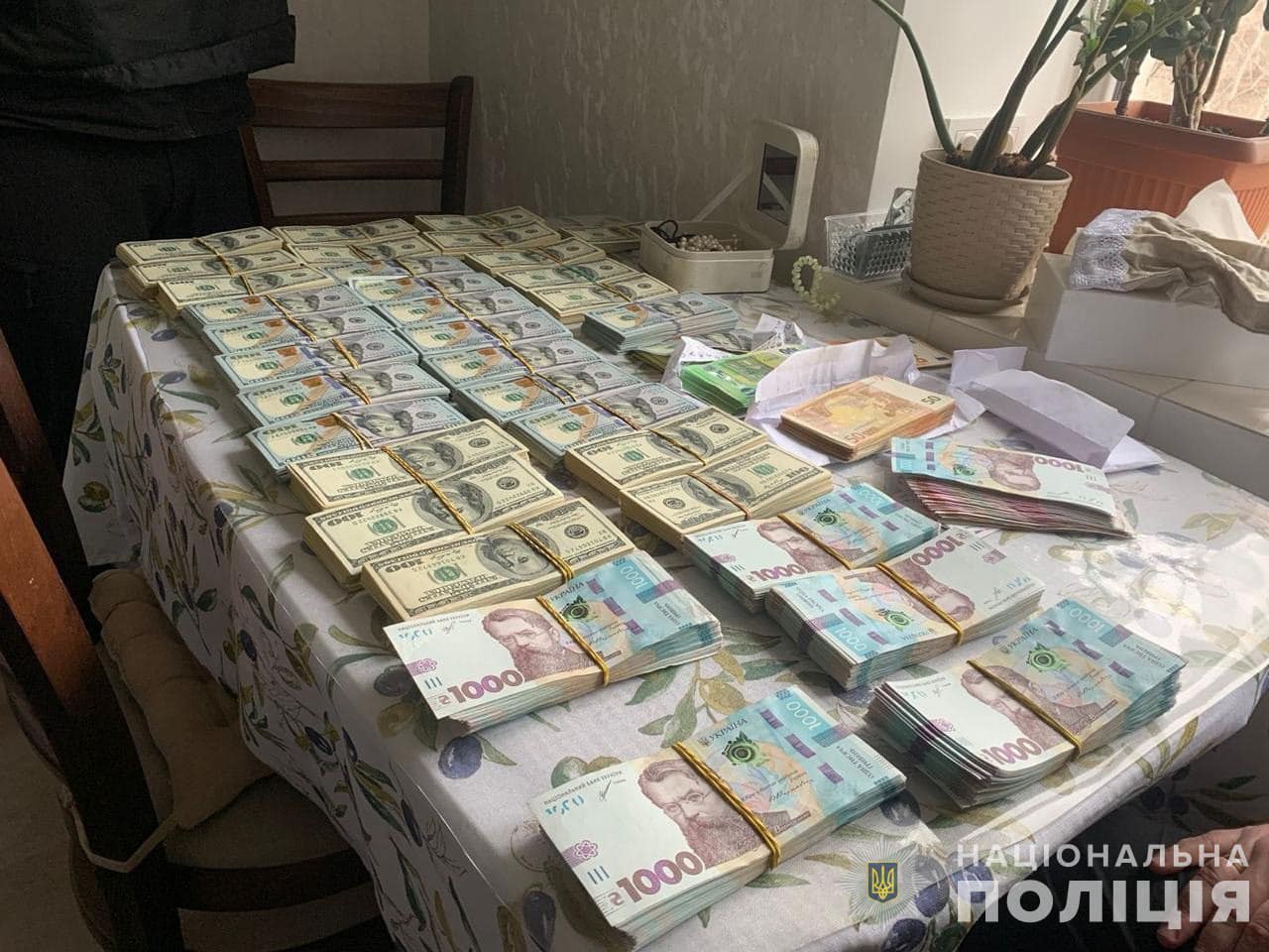 На Запоріжжі поліція викрила корупційну схему за участі медиків – вилучено готівки на понад $1 200 000 (ФОТО, ВІДЕО)