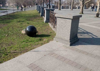 В «Серці міста» Миколаєва невідомі вандали знов скинули гранітну кулю і пошкодили фонтан (ФОТО, ВІДЕО)