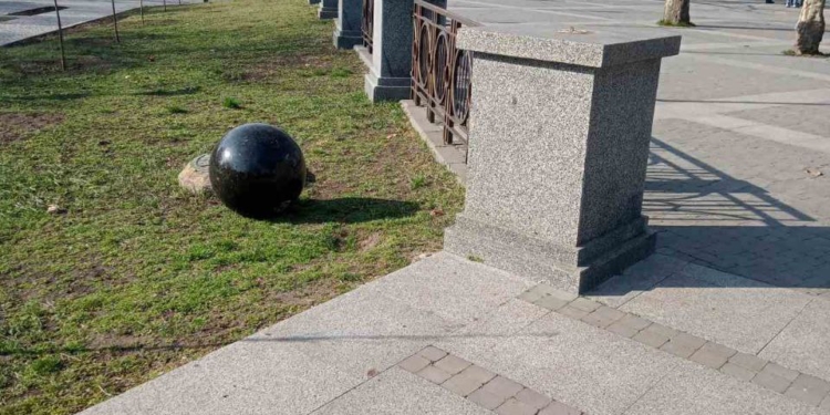 В «Серці міста» Миколаєва невідомі вандали знов скинули гранітну кулю і пошкодили фонтан (ФОТО, ВІДЕО)