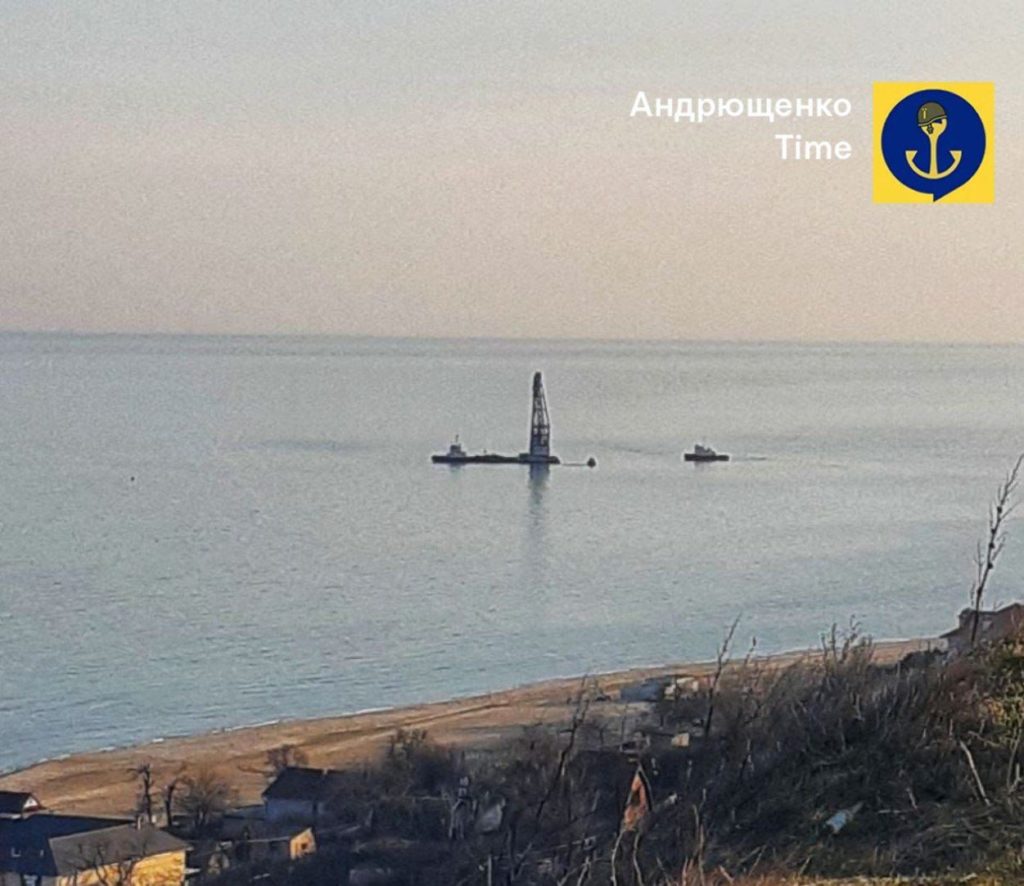 В Маріуполі рахують вибухи і виловлюють з води залишки літаків (ФОТО) 5