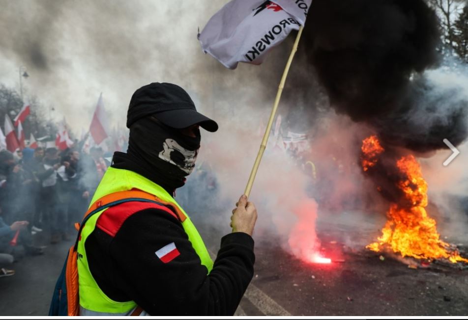 В Польщі протестувальники штурмували Сейм, поліція застосувала газ (ФОТО, ВІДЕО) 4