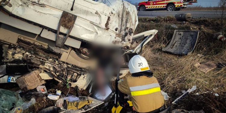 На Миколаївщині перекинувся Renault Magnum з цистерною, водій загинув (ФОТО)