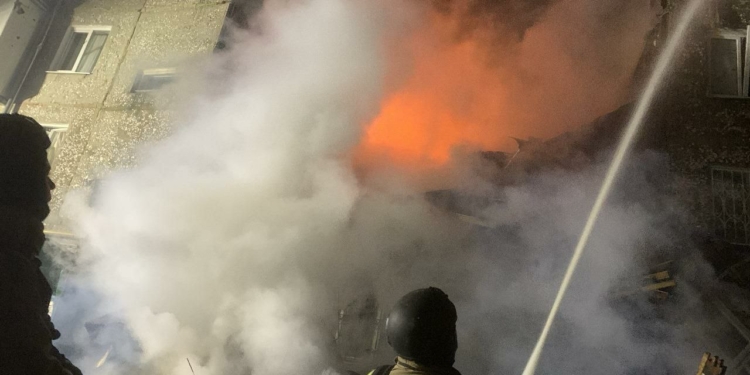 У Сумах внаслідок влучання дрона в багатоповерхівку є загиблі і поранені (ФОТО)