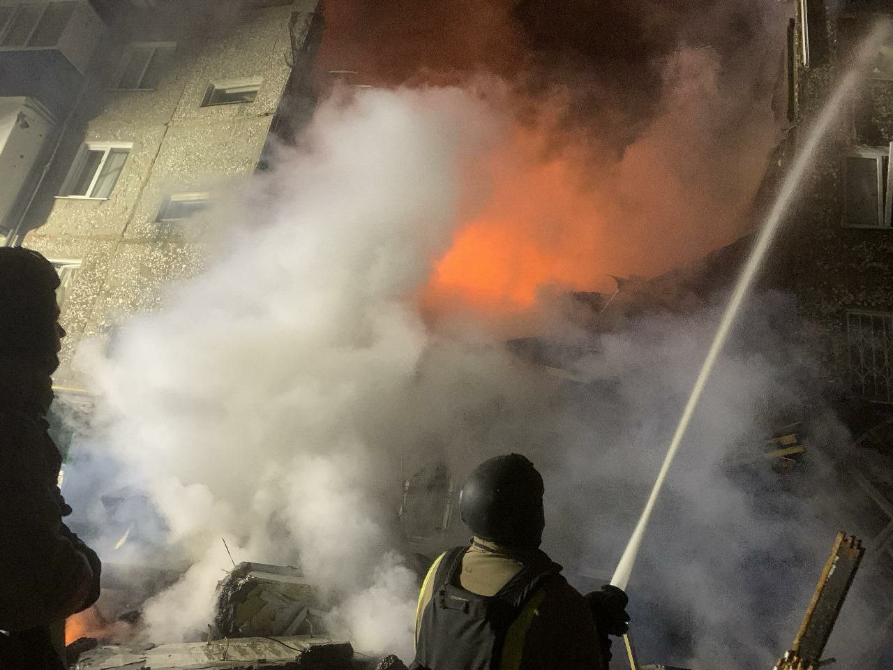 У Сумах внаслідок влучання дрона в багатоповерхівку є загиблі і поранені (ФОТО)