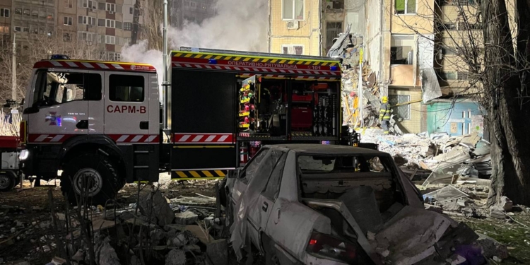 Під час нічної атаки на Одесу дрон влучив в 9-поверхівку, є загиблі и поранені, під завалами люди (ФОТО, ВІДЕО)