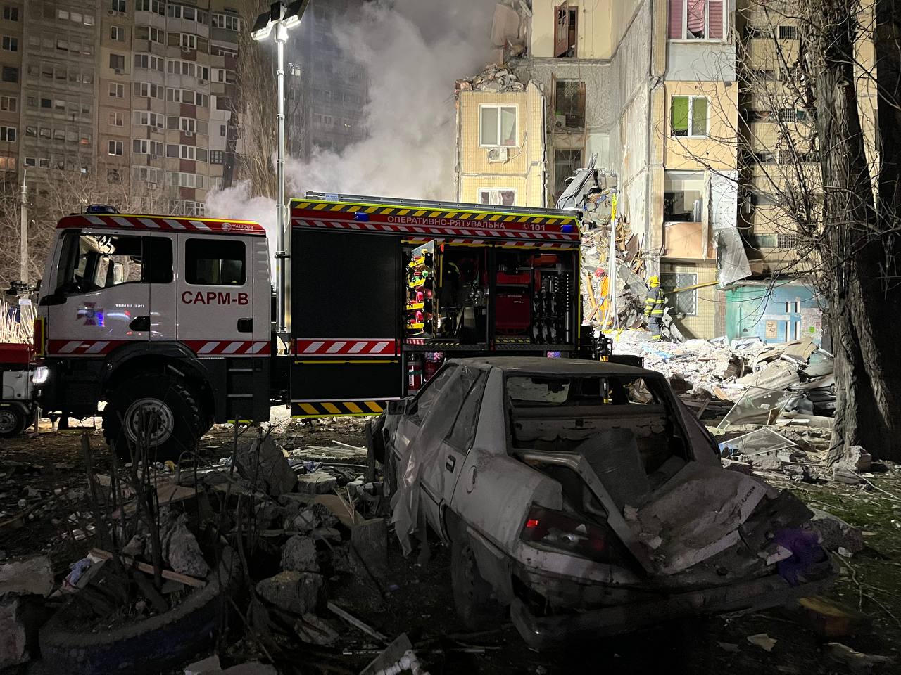 Під час нічної атаки на Одесу дрон влучив в 9-поверхівку, є загиблі и поранені, під завалами люди (ФОТО, ВІДЕО)