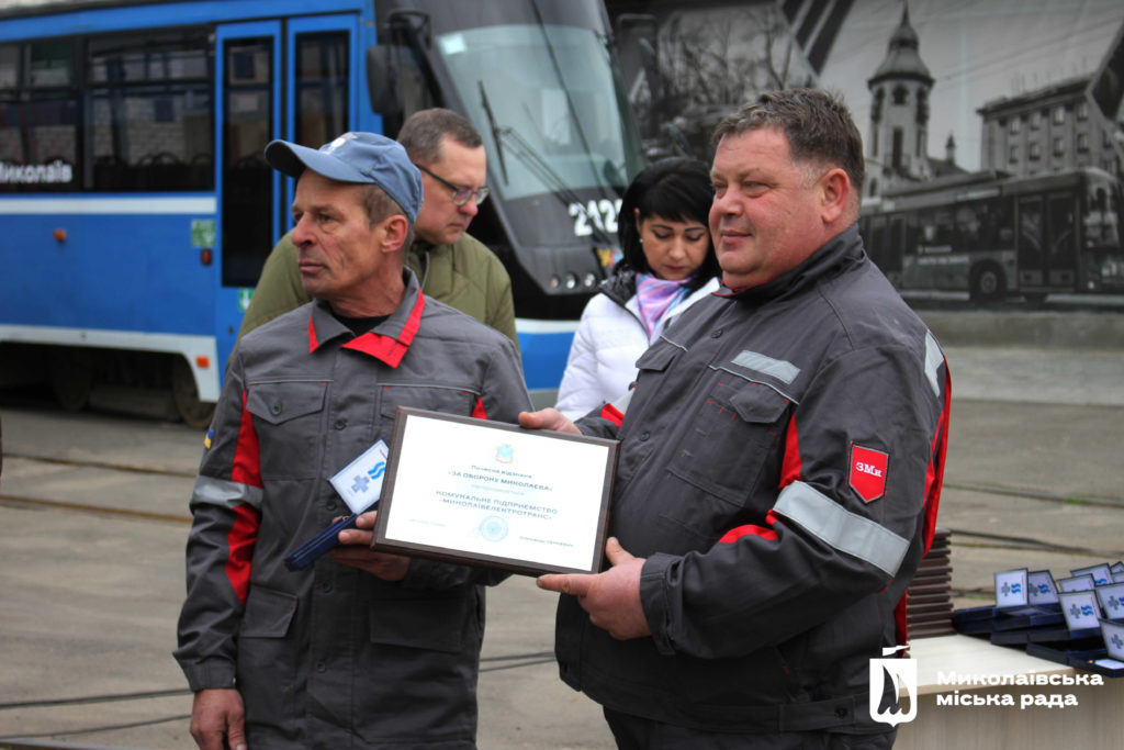 У Миколаєві вручили відзнаки за оборону колективам комунальних підприємств, лікарень і навчальних закладів (ФОТО) 8