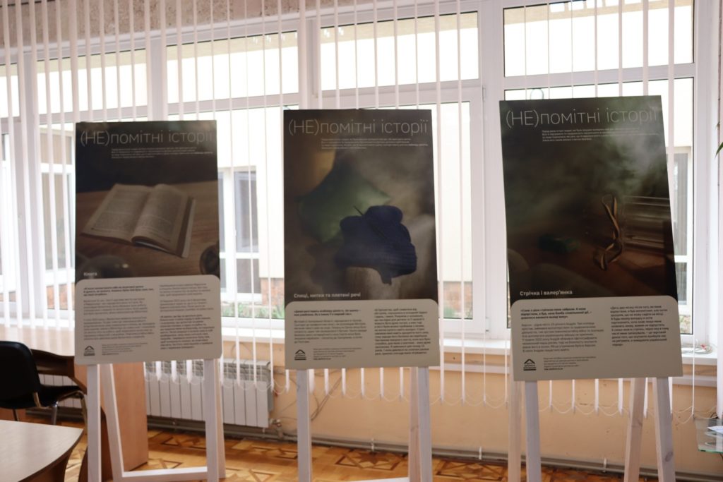 «(Не)помітні історії»: у Миколаєві розпочалась виставка про ВПО (ФОТО) 7