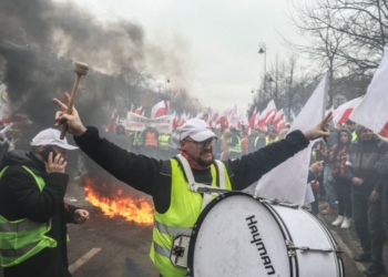 В Польщі протестувальники штурмували Сейм, поліція застосувала газ (ФОТО, ВІДЕО)
