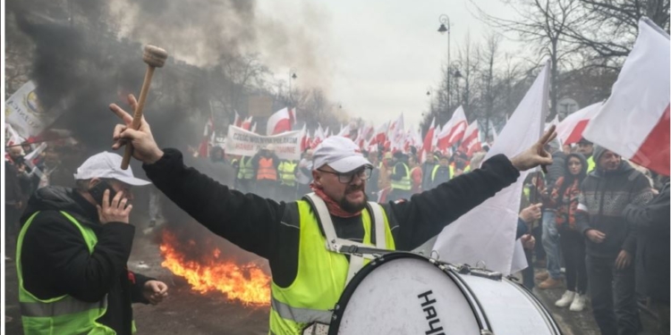 В Польщі протестувальники штурмували Сейм, поліція застосувала газ (ФОТО, ВІДЕО)