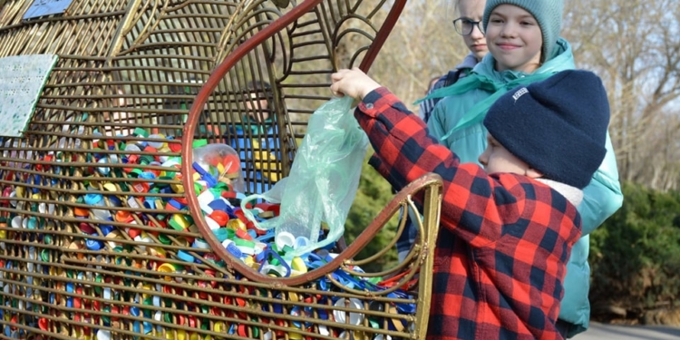 «Ворогам – кришка»: у Миколаєві зібрали 250 кг пластикових кришечок на БпЛА для ЗСУ (ФОТО)