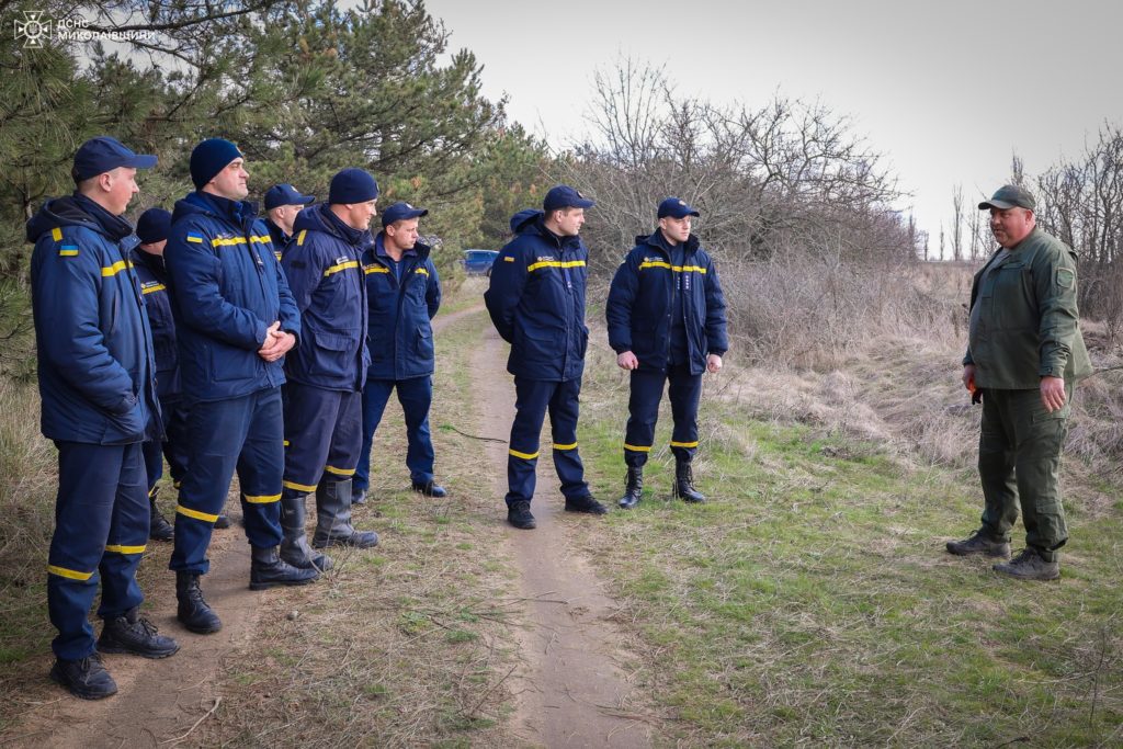 До Всесвітнього дня лісів рятувальники Миколаївщини висаджували молоді сосни та дуби (ФОТО) 10