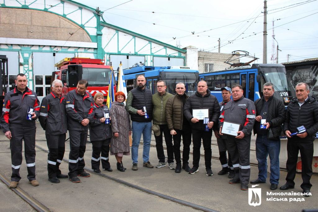 У Миколаєві вручили відзнаки за оборону колективам комунальних підприємств, лікарень і навчальних закладів (ФОТО) 10