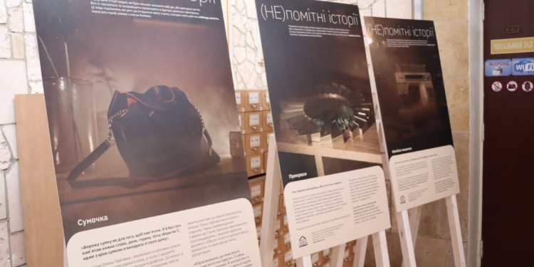 «(Не)помітні історії»: у Миколаєві розпочалась виставка про ВПО (ФОТО)