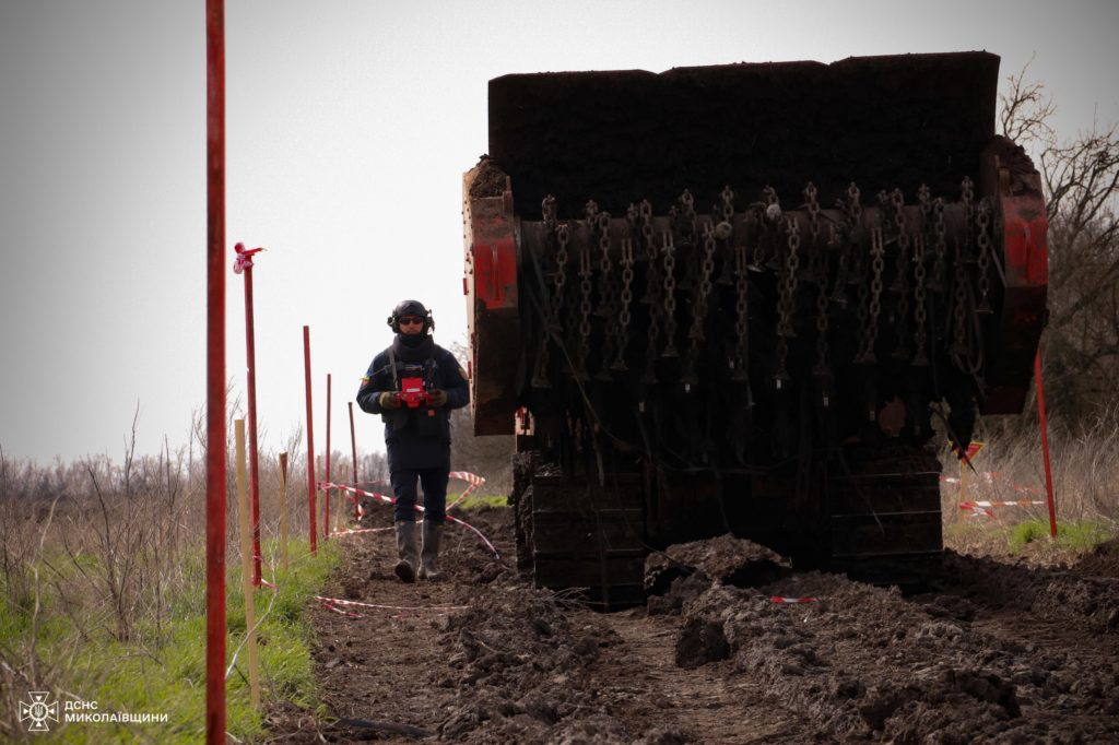 На Миколаївщині тільки за сьогодні вдалось звільнити від російських мін та снарядів 2,5 га земель (ФОТО) 9