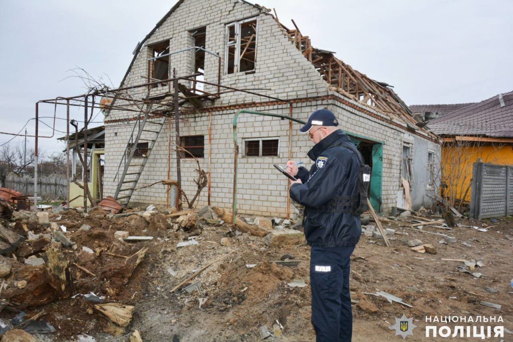В поліції розповіли про руйнування в Миколаєві внаслідок падіння уламків дронів (ФОТО, ВІДЕО) 11