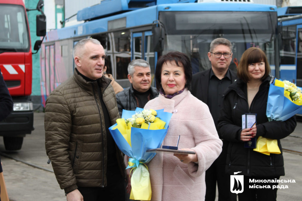 У Миколаєві вручили відзнаки за оборону колективам комунальних підприємств, лікарень і навчальних закладів (ФОТО) 12