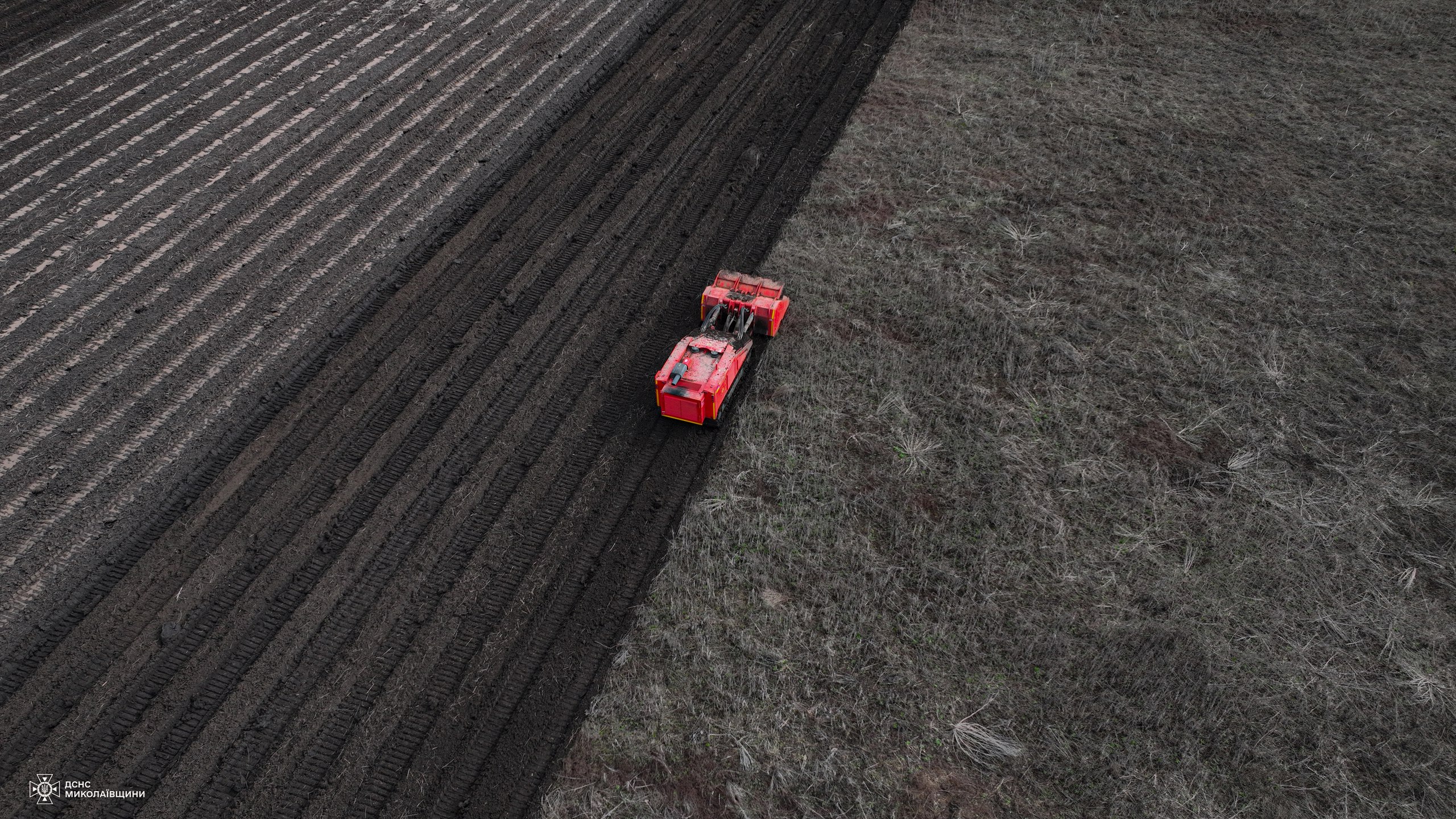 На Миколаївщині тільки за сьогодні вдалось звільнити від російських мін та снарядів 2,5 га земель (ФОТО)