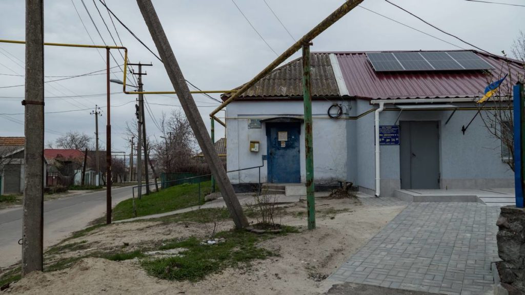 На даху амбулаторії у Малій Коренисі встановили гібридну сонячну станцію (ФОТО) 1