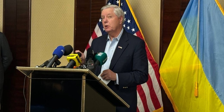 Сенатор-республіканець Ліндсі Грем у Києві радить посилити мобілізацію і показати, що ми можемо боротися без США