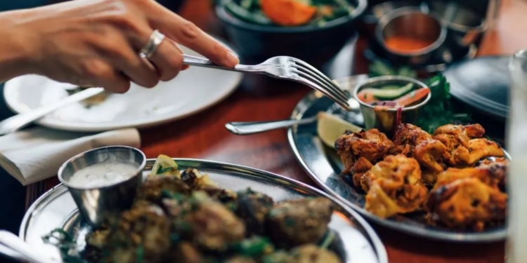 В Індії клієнтам ресторану подали сухий лід як ротовий освіжувач – люди в лікарні, менеджер в буцигарні