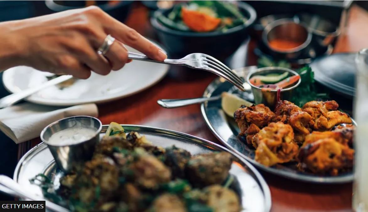 В Індії клієнтам ресторану подали сухий лід як ротовий освіжувач – люди в лікарні, менеджер в буцигарні