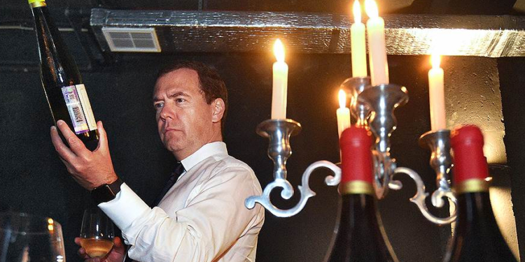 П’яний Telegram. Скандальні пости Медведєва співпадають за датами поставок його вина з Італії (ФОТО)