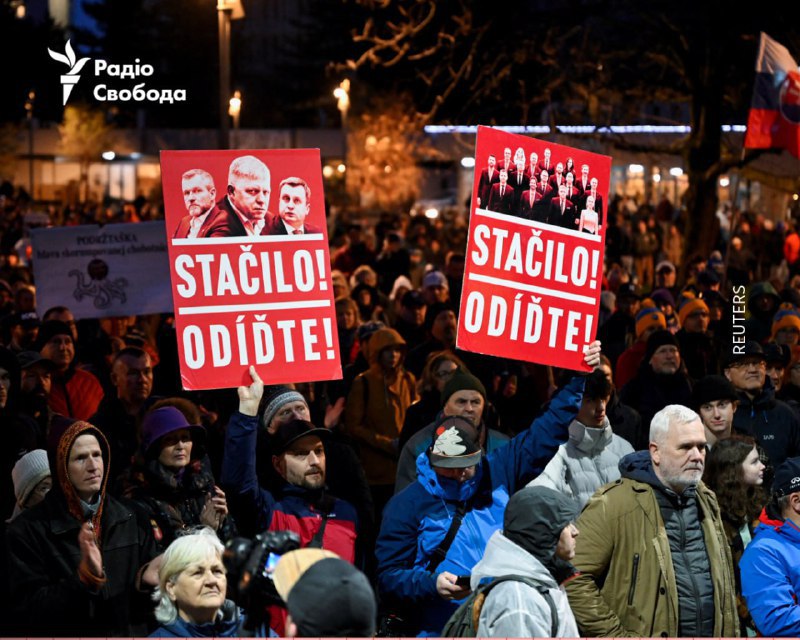 У Словаччині пройшли протести проти антиукраїнської політики Фіцо (ФОТО) 4