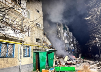У Сумах “шахед” влучив у житловий багатоквартирний будинок (ФОТО)