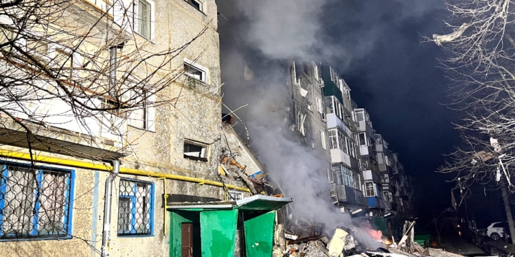 У Сумах “шахед” влучив у житловий багатоквартирний будинок (ФОТО)