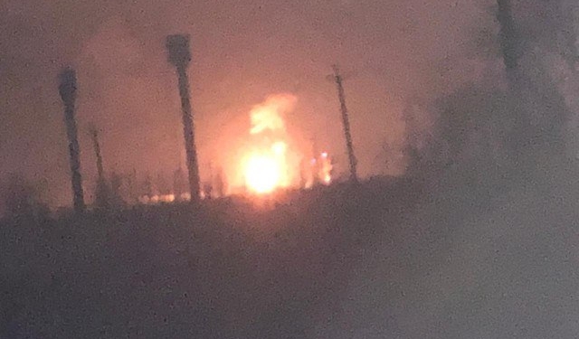Чергова масована атака дронів на РФ – вибухав і горів Слов’янський НПЗ на Кубані (ВІДЕО)