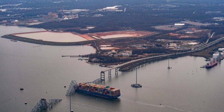 Подробиці обвалу мосту в Балтиморі, який протаранив контейнеровоз (ВІДЕО)