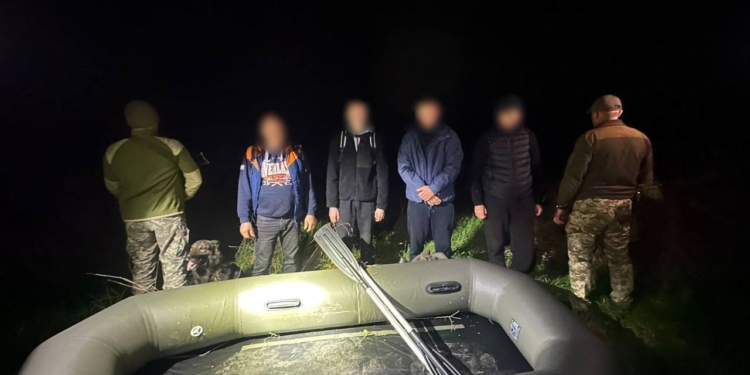 Четверо чоловіків намагалися перетнути Тису на гумовому човні