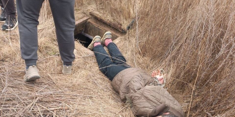 На Миколаївщині чоловік викрав 8-річну дівчинку і силоміць затягнув до викопаного бункеру – на щастя, правоохоронці встигли вчасно (ФОТО)