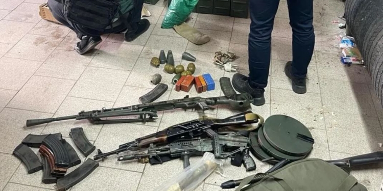 В Україні взяли на гарячому торговців зброєю. Арсенал вражає (ФОТО)